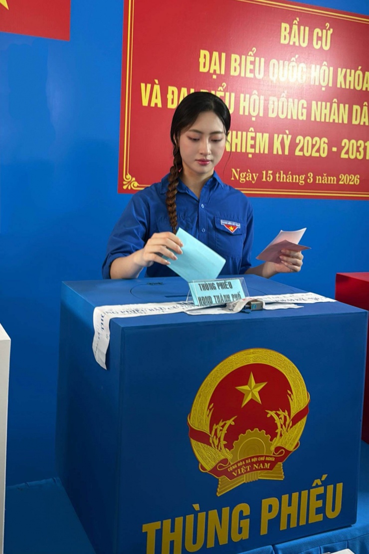 Hoa hậu Lương Thùy Linh bỏ phiếu tại điểm bầu cử. (Ảnh: FBNV)