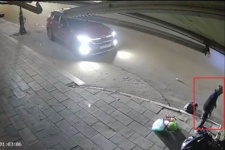 Truy tìm ô tô lao lên vỉa hè, tông gãy chân người phụ nữ rồi bỏ chạy