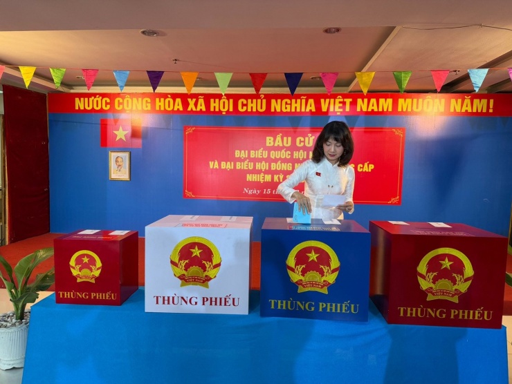 NSND Mỹ Uyên chọn mặc áo dài khi đi bỏ phiếu và chia sẻ niềm vui cùng bạn bè, đồng nghiệp trong ngày bầu cử.