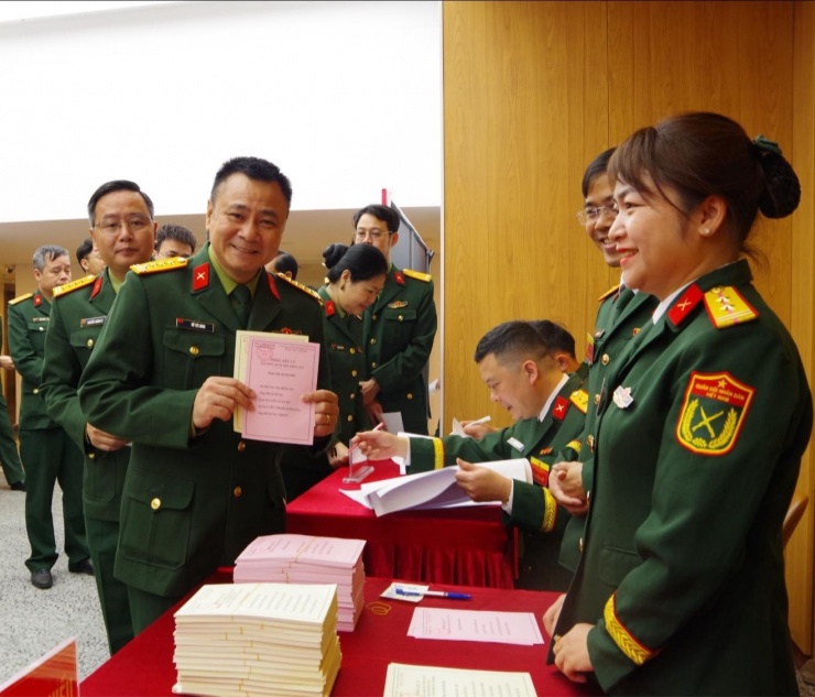 Ngày 15/3, cử tri cả nước tham gia bầu cử đại biểu Quốc hội khóa XVI và đại biểu HĐND các cấp nhiệm kỳ 2026-2031. Đây là sự kiện chính trị quan trọng, ngày hội lớn của toàn dân để cử tri thực hiện quyền và nghĩa vụ công dân, lựa chọn những đại biểu tiêu biểu đại diện cho ý chí, nguyện vọng của nhân dân. NSND Tự Long chia sẻ ngắn gọn: “Niềm vui cùng ngày hội non sông”.