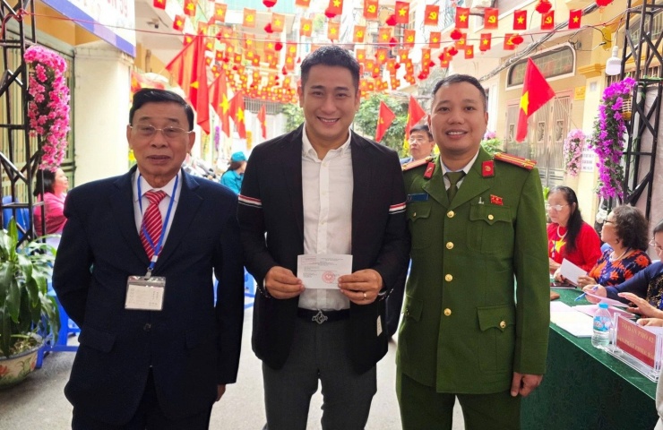 Diễn viên Minh Tiệp nhấn mạnh ý nghĩa của lá phiếu: “Mỗi lá phiếu là một niềm tin, một trách nhiệm đối với Tổ quốc”.