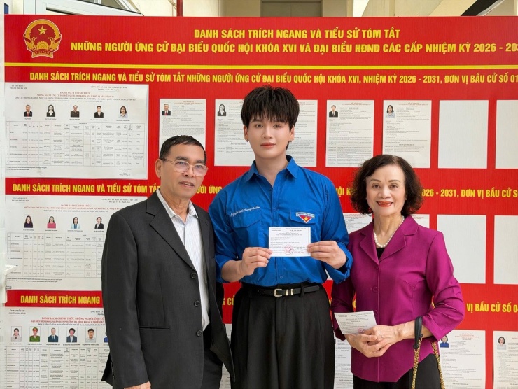 Ca sĩ Nguyễn Trần Trung Quân cho biết anh có mặt từ 7h tại điểm bầu cử ở phường Ba Đình, Hà Nội. Nam ca sĩ cùng gia đình tham gia bỏ phiếu và hỗ trợ các cử tri trong khu vực. “Mỗi lá phiếu xin đặt trọn niềm tin vào các đại biểu, mong rằng các đại biểu khóa mới thật nhiều đột phá, cống hiến cho nhân dân, cho Tổ quốc”, anh chia sẻ.