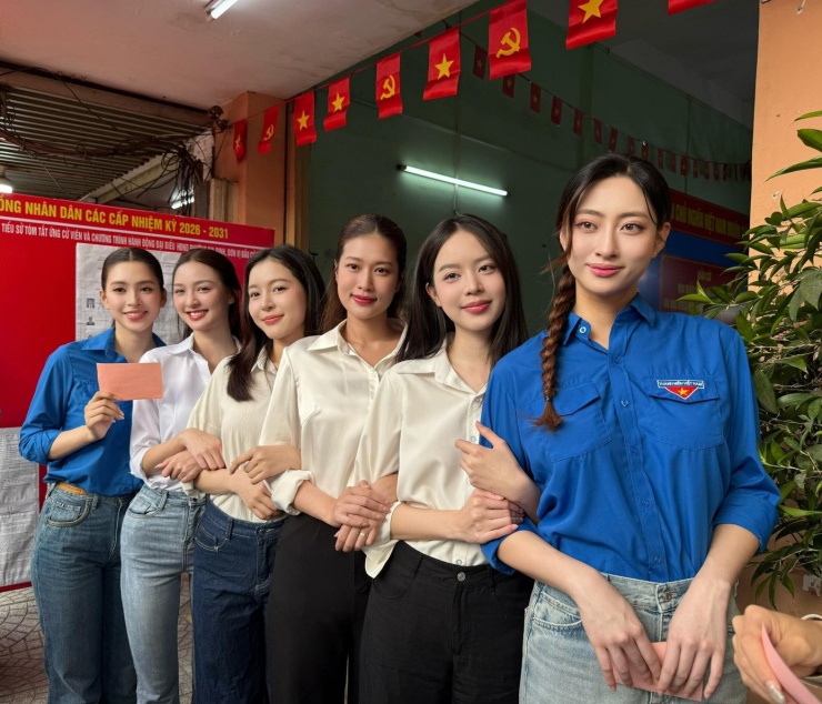 Nhiều hoa hậu, á hậu chia sẻ cảm xúc khi thực hiện quyền công dân. Hoa hậu Tiểu Vy viết: "Hưởng ứng ngày hội non sông - bầu đại biểu Quốc hội Việt Nam khóa XVI và Hội đồng nhân dân các cấp nhiệm kỳ 2026-2031".