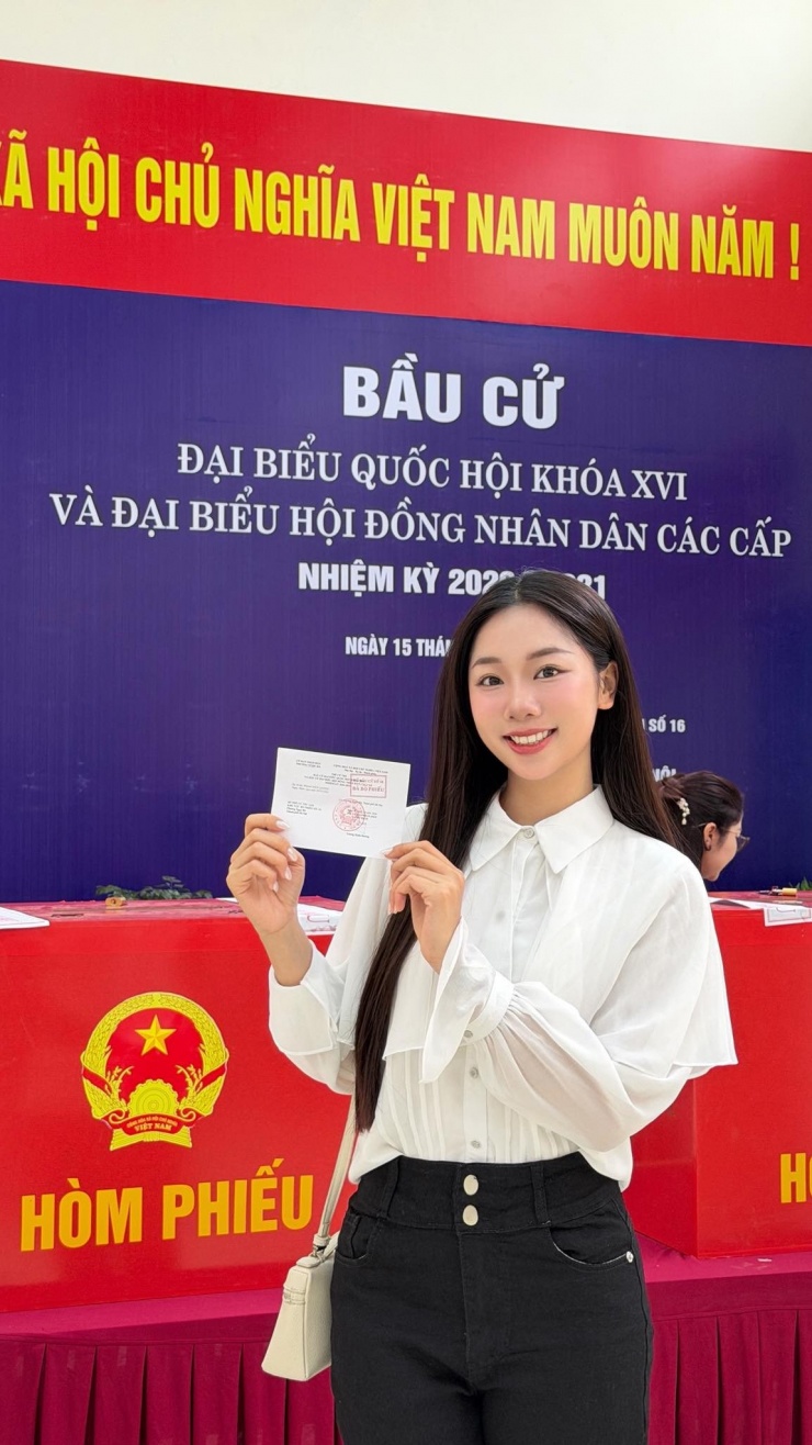 Đại sứ Du lịch và Truyền thông của Hoa hậu Việt Nam 2024 Phạm Thùy Dương chia sẻ: “Ngày hội non sông - Gửi gắm niềm tin qua từng lá phiếu. Một buổi sáng ý nghĩa và đầy tự hào”.
