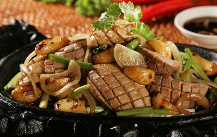 Chứa kẽm và Selen — một chất chống oxy hóa mạnh giúp bảo vệ tế bào và hỗ trợ chức năng tuyến giáp