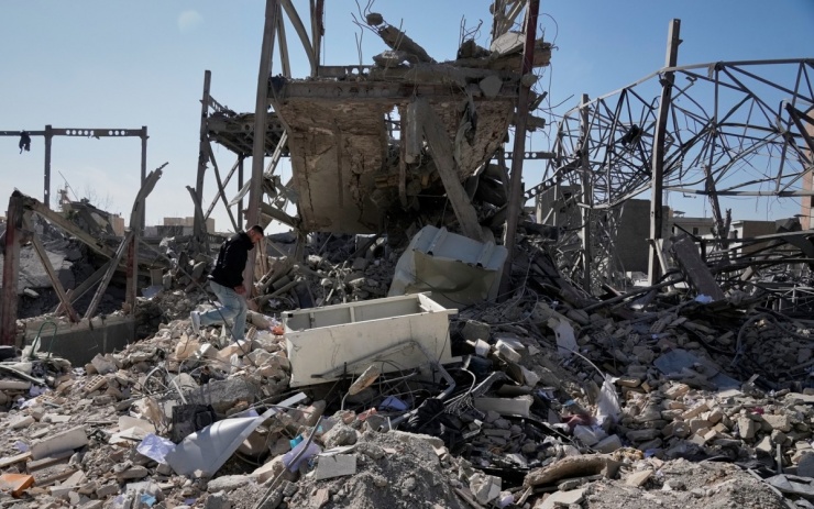 Israel tuyên bố không kích 400 đợt vào Iran, hạ thêm 2 quan chức tình báo cấp cao - 1