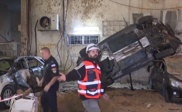 Một khu vực đổ nát ở Tel Aviv sau các cuộc tấn công của Iran. Ảnh: Al Jazeera.