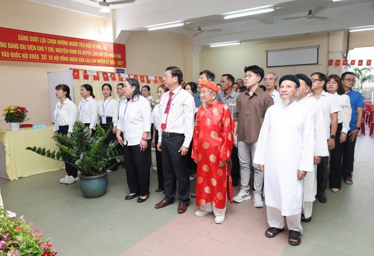 Cụ Nguyễn Đình Tư cùng các cử tri dự lễ khai mạc trước khi thực hiện quyền công dân.