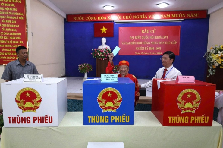 Nhà nghiên cứu Nguyễn Đình Tư bỏ lá phiếu bầu các đại biểu đại diện cho ý chí, nguyện vọng của mình.