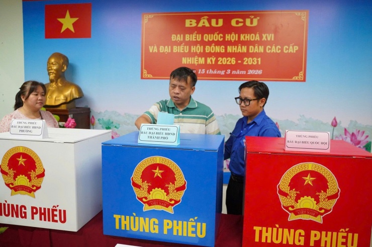 Cử tri khiếm thị tự mình thực hiện quyền và nghĩa vụ thiêng liêng.