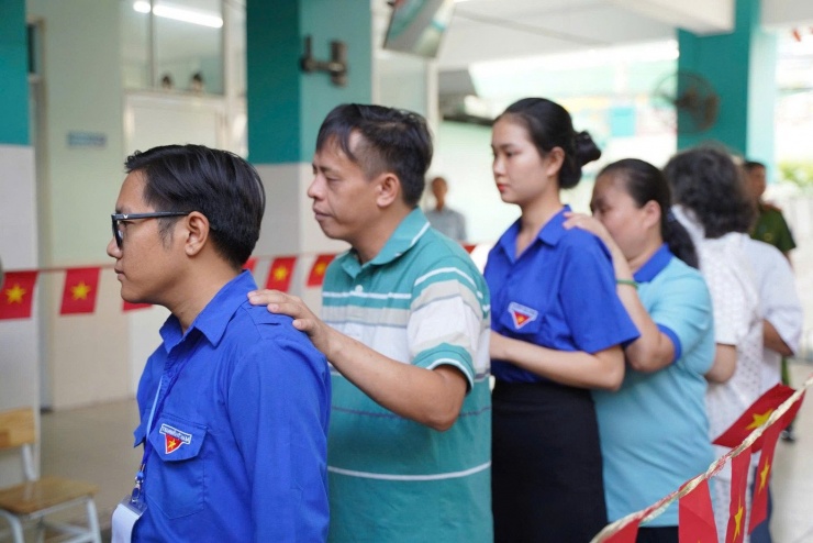 Bạn trẻ tham gia hỗ trợ các cử tri đặc biệt thực hiện quyền công dân.