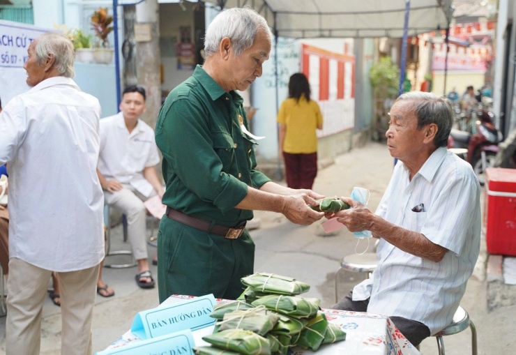Một điểm bỏ phiếu ở phường Bình Thạnh còn tặng quà cho cử tri đi bầu cử.