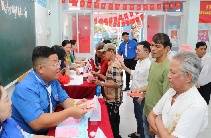 Tại khu vực bầu cử số 39 (phường Thạnh Mỹ Tây), trong không khí hân hoan của ngày hội non sông, tuổi trẻ phường Thạnh Mỹ Tây năng nổ hỗ trợ công tác tổ chức bầu cử của địa phương, đồng thời tích cực giúp đỡ đối với những cử tri cao tuổi.