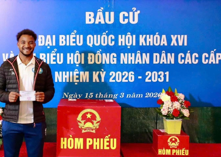Cầu thủ Nguyễn Xuân Son lần đầu đi bầu cử - 2