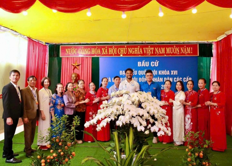 Cầu thủ Nguyễn Xuân Son lần đầu đi bầu cử - 4