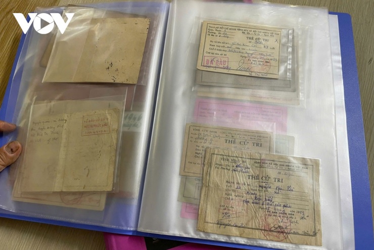 Những thẻ cử tri được ông Bình sưu tầm