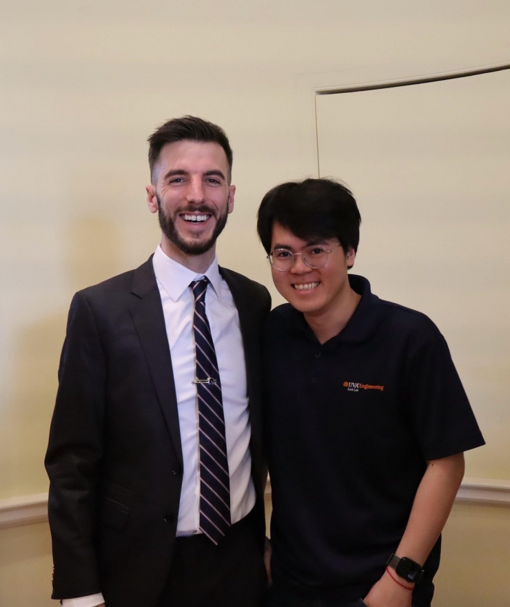 Anh Trần Thanh Nhân Đức (bên phải) tham gia buổi bảo vệ luận văn Tiến sĩ của bạn trong nhóm nghiên cứu.