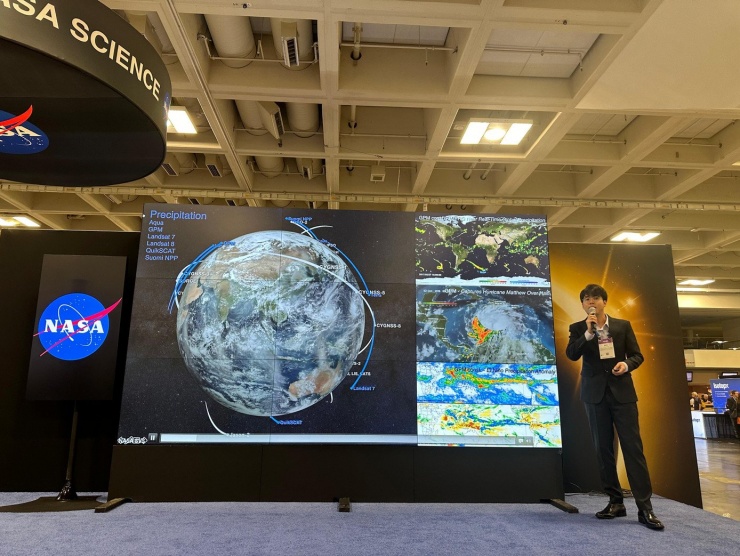 Anh Trần Thanh Nhân Đức trình bày nghiên cứu và nhận giải nhất trong cuộc thi Trực quan hóa Dữ liệu Michael H. Freilich của NASA và Liên hiệp Địa vật lý Hoa Kỳ năm 2023 với nghiên cứu ứng dụng dữ liệu mưa vệ tinh toàn cầu cho mô phỏng lũ lụt.