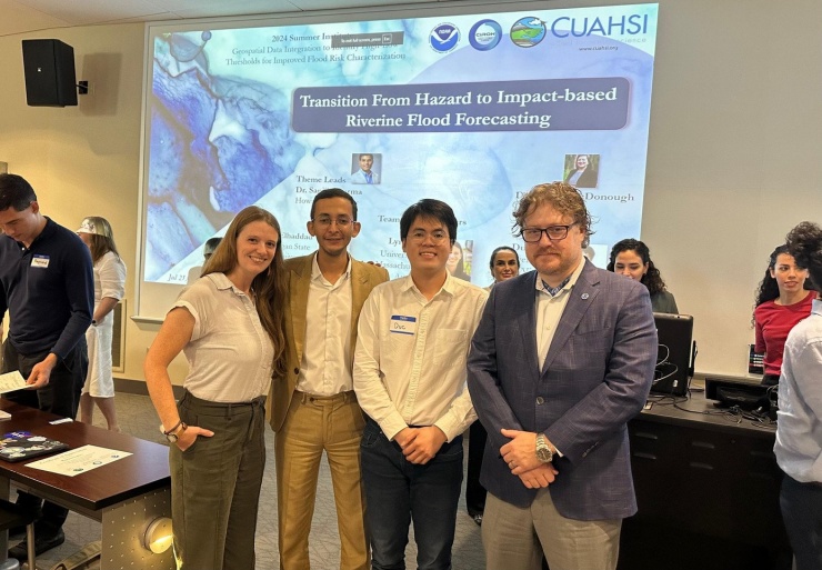 Anh Nhân Đức (thứ hai, phải sang) trình bày nghiên cứu tại chương trình Hè Sáng tạo tại Trung tâm Nước Quốc gia của Cục Quản lý Khí quyển và Đại dương Quốc gia (NOAA), Hoa Kỳ và chụp hình cùng giám đốc trung tâm nước quốc gia.