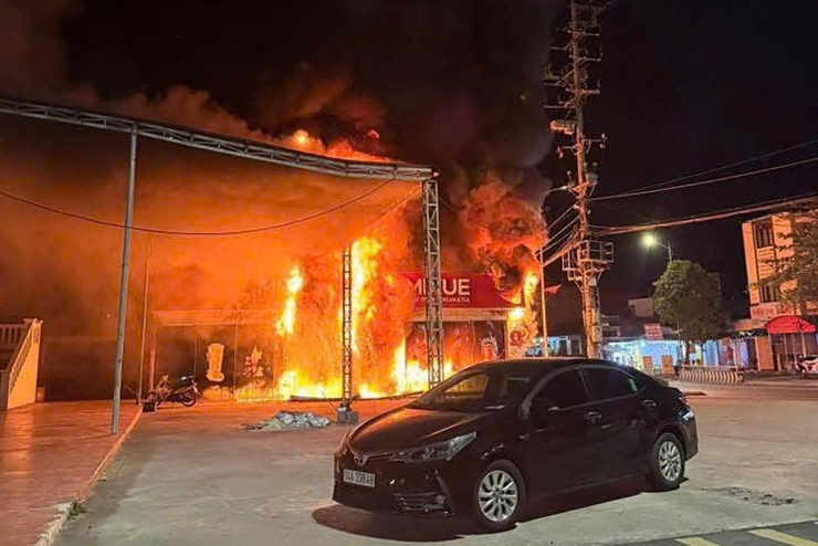 Ngọn lửa bùng phát nhanh. Ảnh: Đ.X