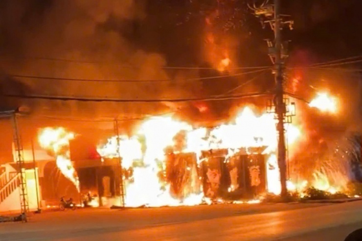 Ngọn lửa bùng phát dữ dội tại cửa hàng kem. Ảnh: Đ.X