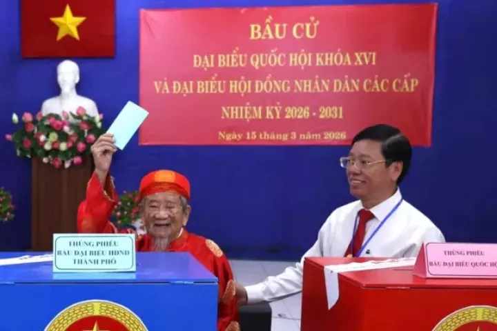 Cụ ông 106 tuổi cùng nhiều cử tri đặc biệt ở TPHCM phấn khởi đi bỏ phiếu