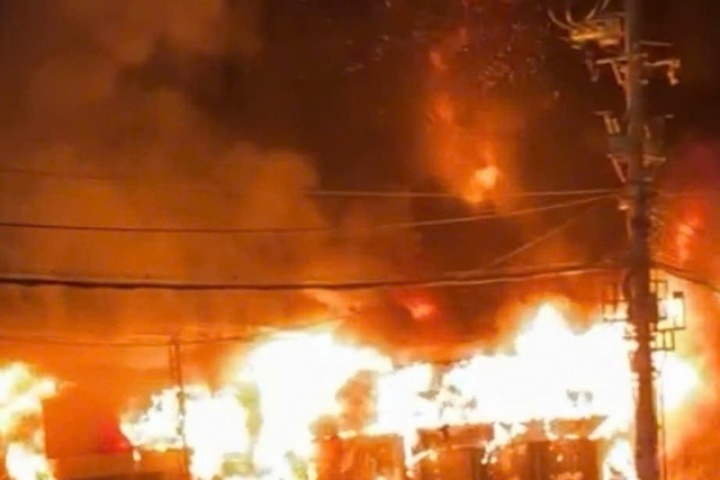 Cháy dữ dội tại cửa hàng kem cạnh Quốc lộ 18, lửa đỏ rực bốc cao