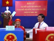 Cụ ông 106 tuổi cùng nhiều cử tri đặc biệt ở TPHCM phấn khởi đi bỏ phiếu