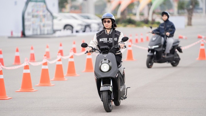 Vinfast Flazz (trái) và ZGoo (phải) sở hữu thiết kế cá tính và công nghệ pin LFP.