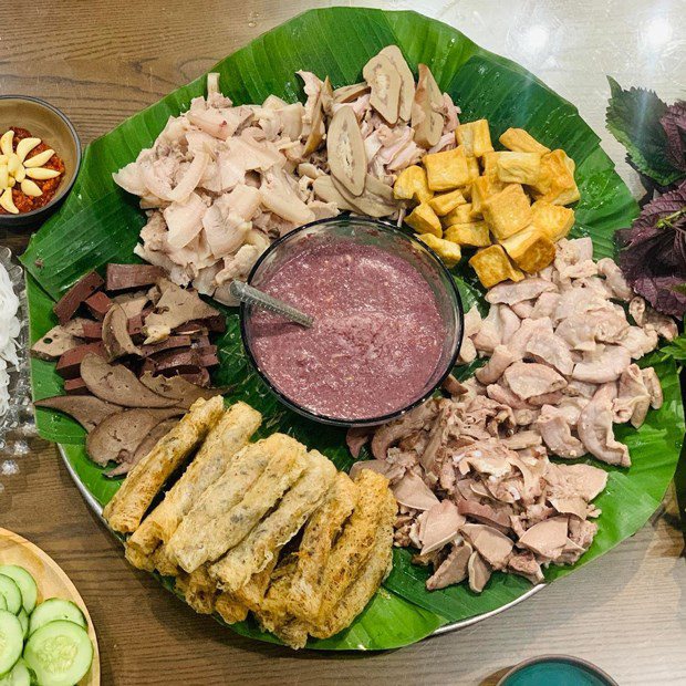 Bún đậu mắm tôm có sự kết hợp hài hòa giữa các nguyên liệu đơn giản nhưng đầy dinh dưỡng như bún tươi, đậu phụ chiên giòn, rau sống và mắm tôm.