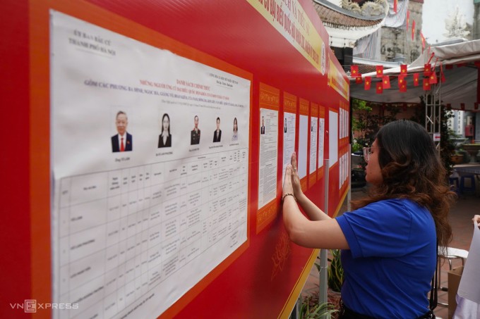 Khu vực bỏ phiếu số 19 phường Đống Đa tất bật chuẩn bị. Ảnh: Hoàng Giang