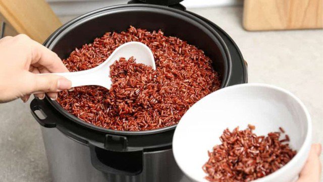 Khi chọn món ăn giảm mỡ máu cho bữa trưa, bạn nên ưu tiên các thực phẩm giàu protein để cung cấp năng lượng và duy trì cơ bắp.