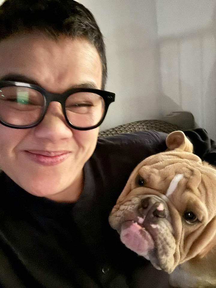 Nhạc sĩ Phương Uyên chơi cùng thú cưng.