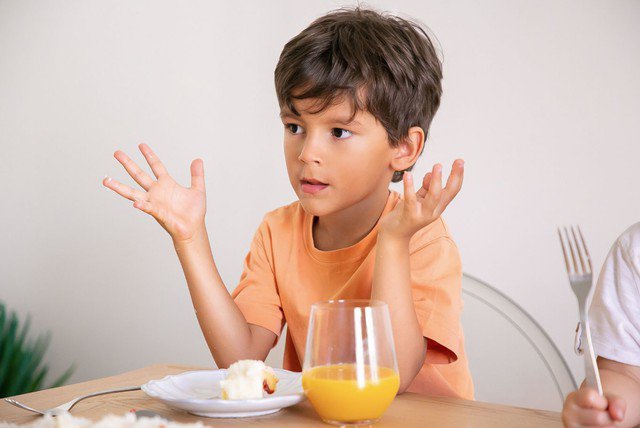 Một biểu hiện khá phổ biến ở trẻ nhỏ là khi gặp món ăn yêu thích, trẻ thường kéo phần đó về phía mình và không cho người khác chạm vào. Ảnh minh họa