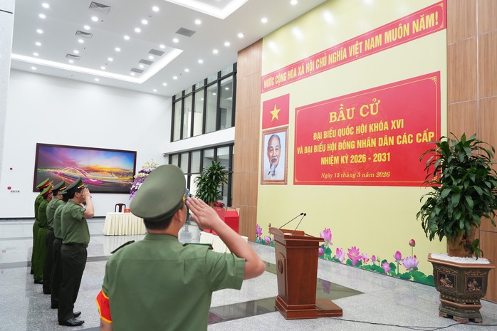 Lễ khai mạc tại tổ bầu cử số 21.