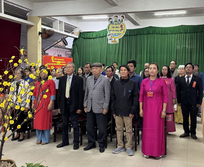 Thành viên tổ bầu cử, các đại biểu tham gia lễ khai mạc.