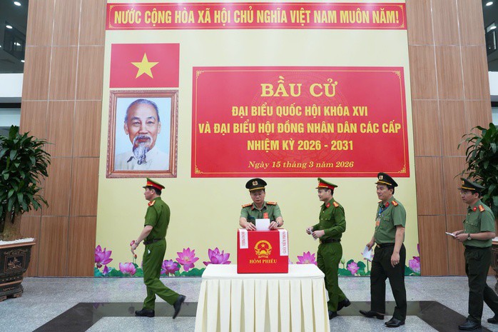 Cán bộ, chiến sĩ Công an TP Huế thực hiện quyền, nghĩa vụ cử tri.