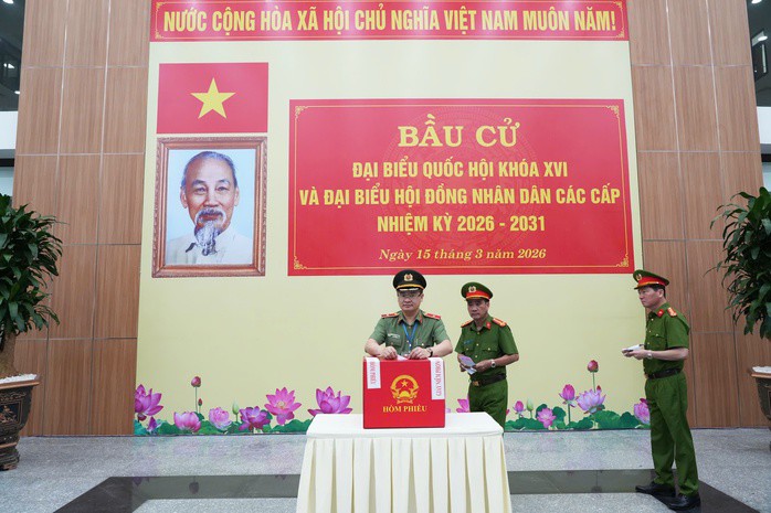 Thiếu tướng Nguyễn Thanh Tuấn, Giám đốc Công an TP Huế tiến hành bỏ phiếu.