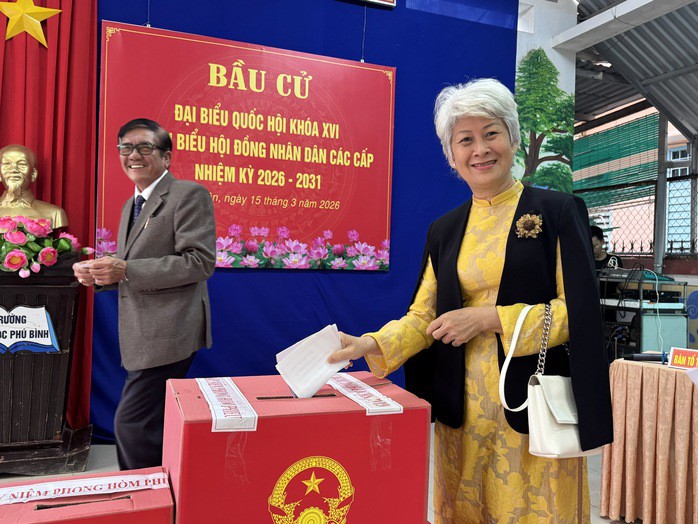 Một nữ cử tri lớn tuổi thực hiện quyền và nghĩa vụ của mình.