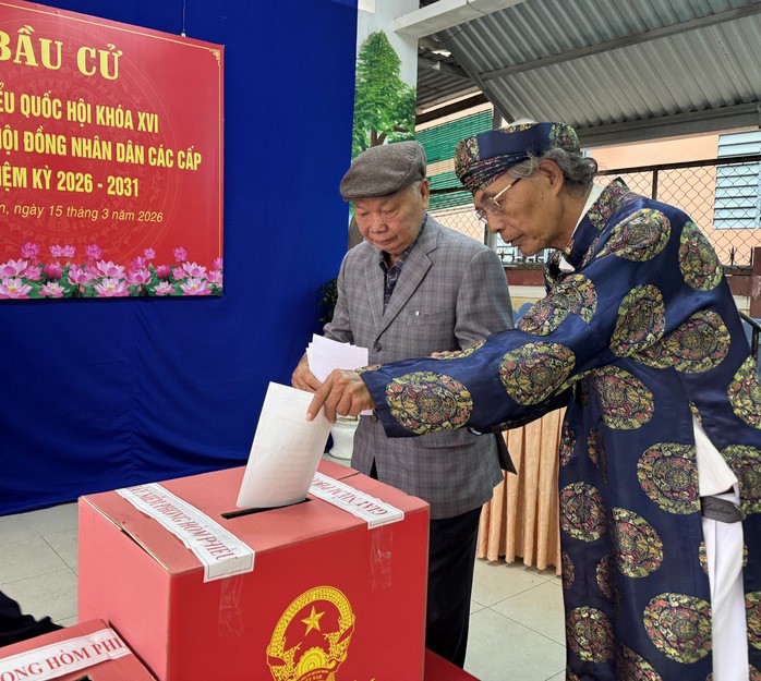 Các cử tri thực hiện quyền và nghĩa vụ bầu cử của mình.