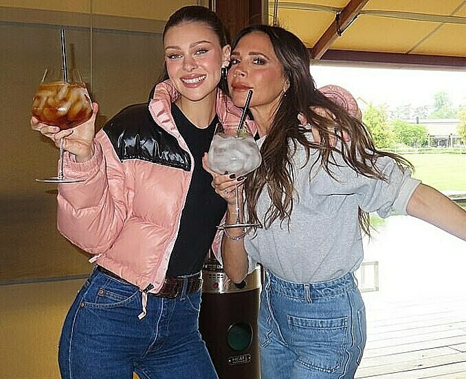 Vic bên con dâu trưởng, Nicola Peltz, trước khi công khai mâu thuẫn. Ảnh: Instagram