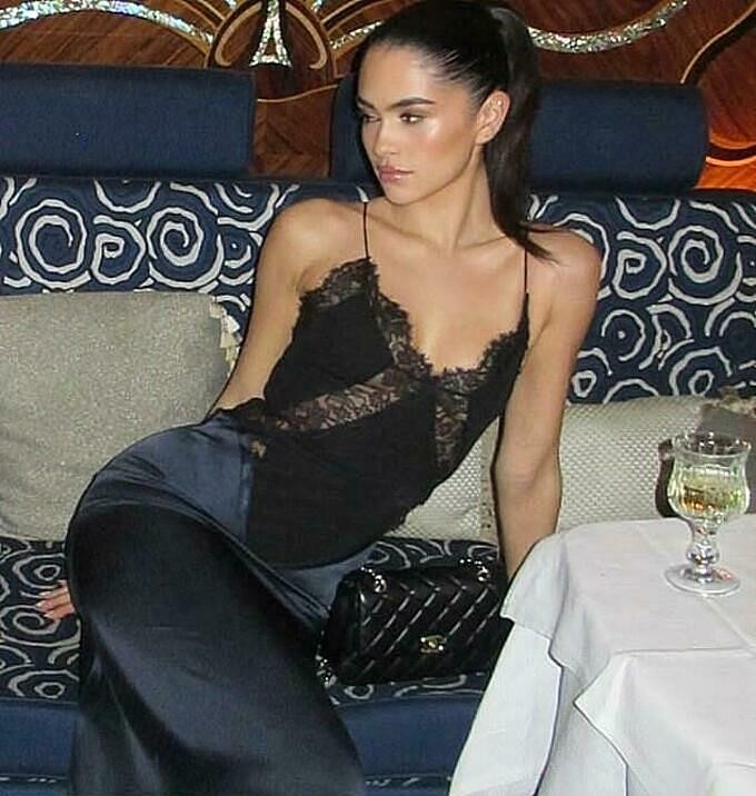 Kim Turnbull khoe dáng trong chiếc váy do Vic thiết kế. Ảnh: Instagram