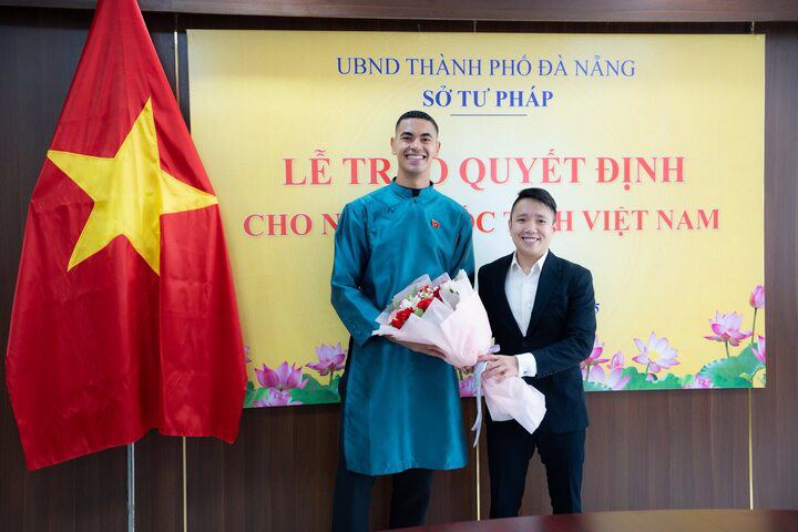 Đỗ Phi Long (trái) trở thành công dân Việt Nam.