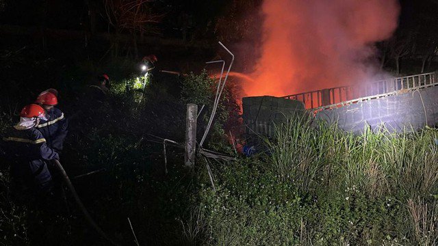 Lực lượng chức năng chữa cháy xe đầu kéo gặp nạn.