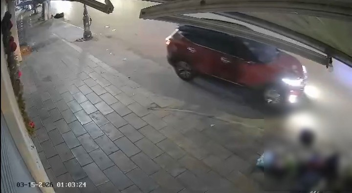 Sau khi tông vào người phụ nữ trên vỉa hè, tài xế lái ô tô lùi lại rồi tăng ga bỏ chạy khỏi hiện trường. (Ảnh cắt từ clip)