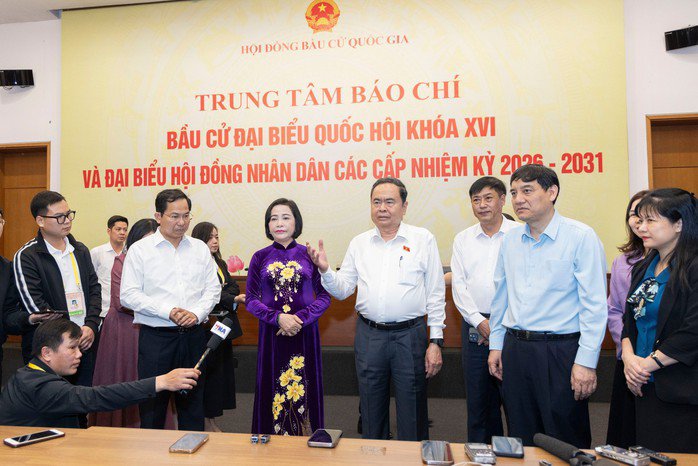 Chủ tịch Quốc hội Trần Thanh Mẫn thăm, động viên cán bộ Văn phòng Hội đồng Bầu cử quốc gia và phóng viên báo chí tại Nhà Quốc hội