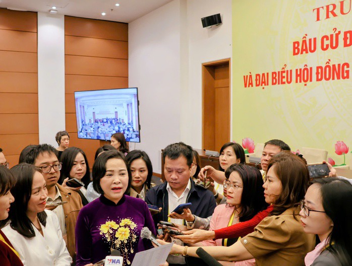 Phó Chủ tịch Quốc hội, Ủy viên Hội đồng Bầu cử Quốc gia Nguyễn Thị Thanh trao đổi với báo chí tại Trung tâm báo chí bầu cử. Ảnh: Văn Duẩn