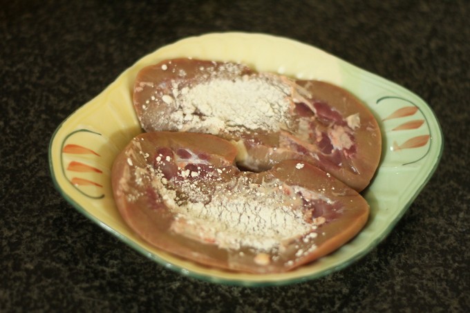 Cật heo bổ đôi theo chiều dọc, dùng dao mỏng sắc lọc bỏ hết phần màu trắng ở giữa, sau đó, rắc chút bột mì, rồi lọc tiếp cho tới khi hết. Phần nhầy màu trắng này chính là nguyên nhân gây hôi.