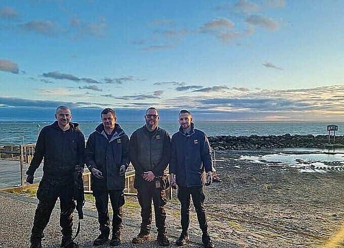 Bốn nhân viên đã giải cứu cặp mẹ con khỏi vùng cát lún. Ảnh: SWNS