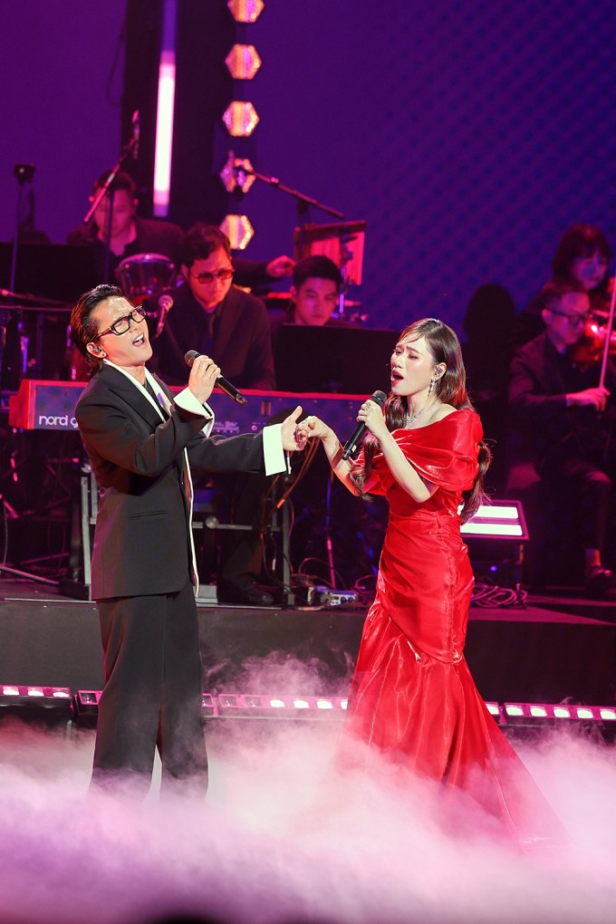 Tú Dưa và Thùy Chi khi song ca 'Một thời ta là thế'.